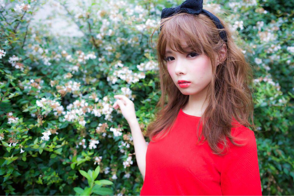 リボン付きのヘアバンドを付けている女性