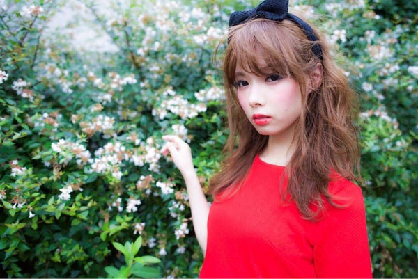 リボン付きのヘアバンドを付けている女性