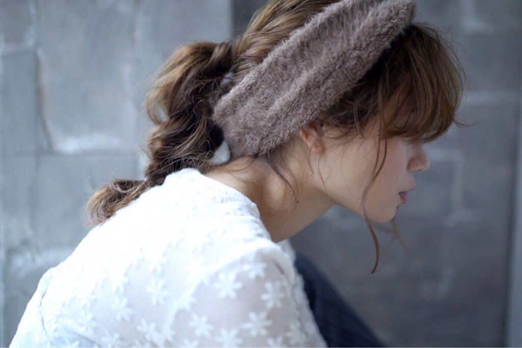 モコモコヘアバンドを付けた女性