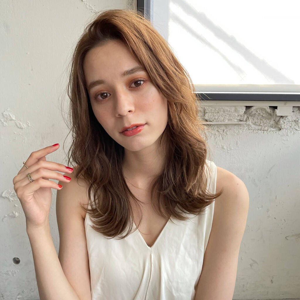 おでこを出したロングヘアの女性