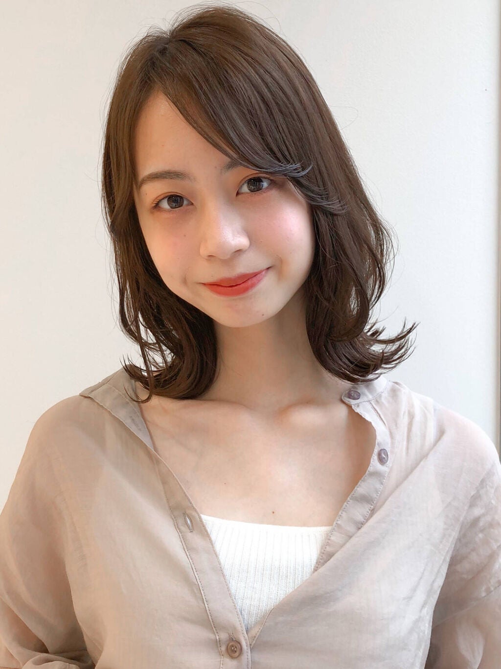 流し前髪のミディアムヘアの女性