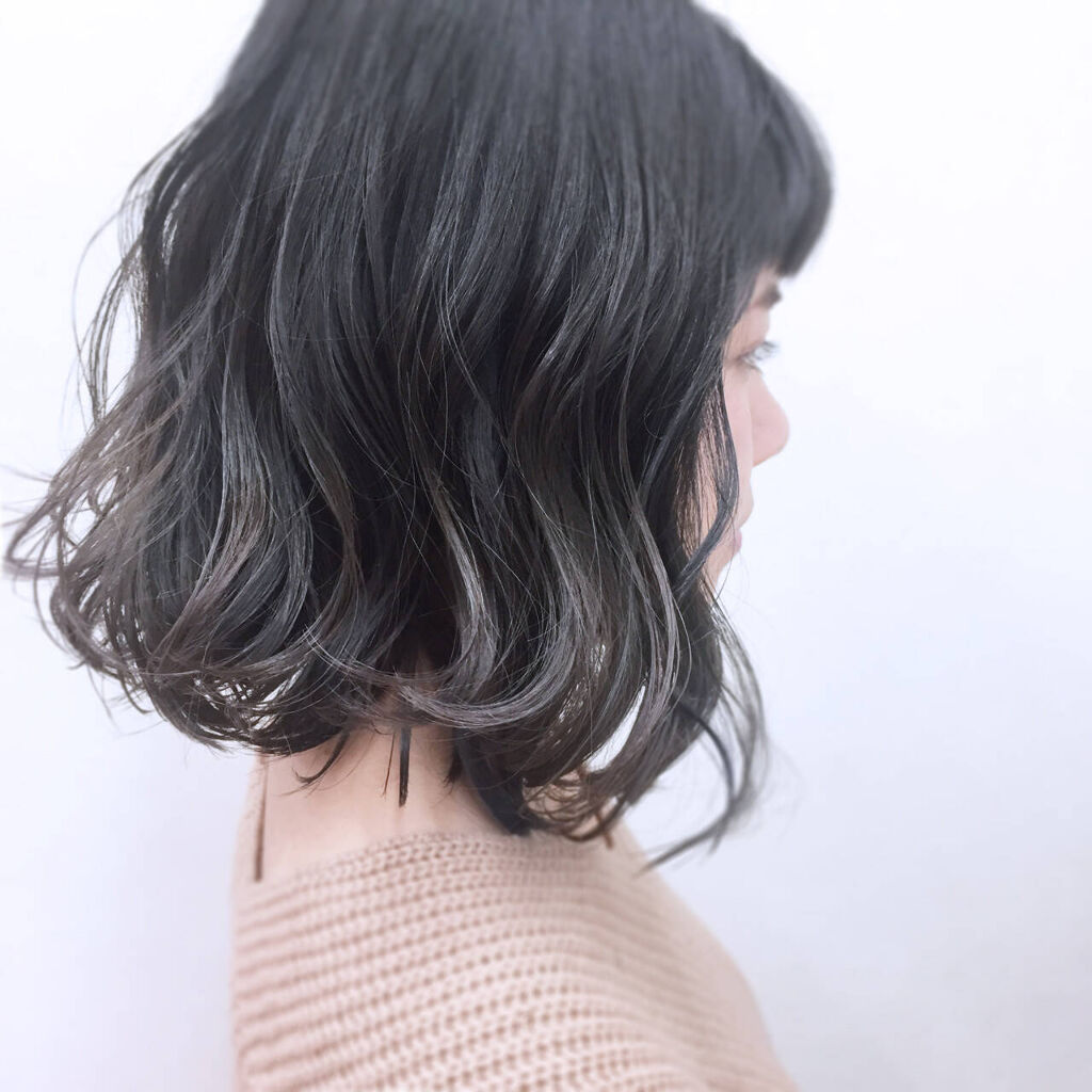 グレー系ヘアカラーの女性