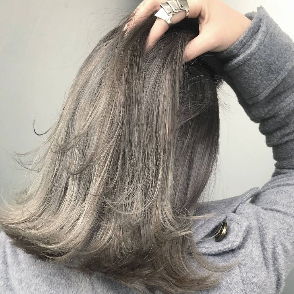 ブリーチヘアの女性
