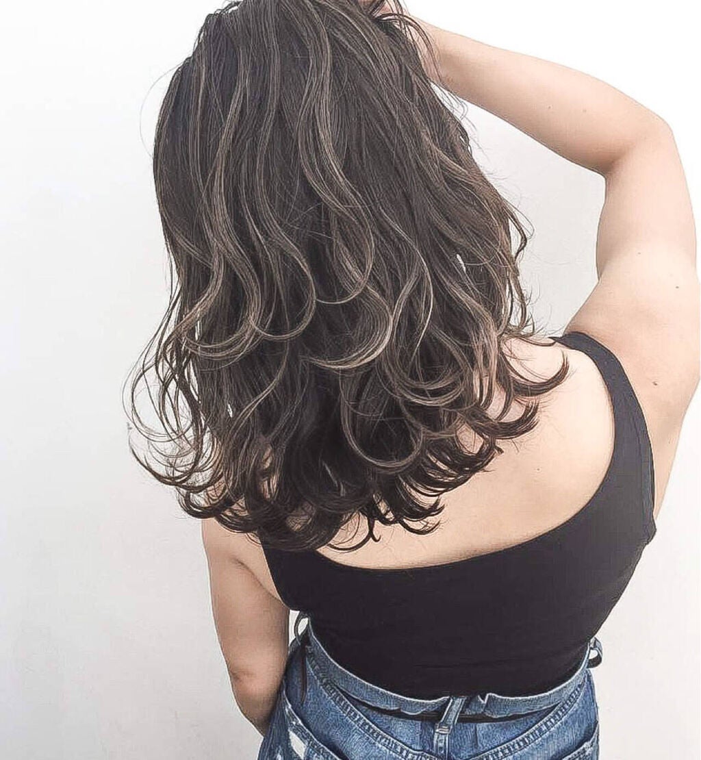 ハイライトが入ったヘアスタイルの女性