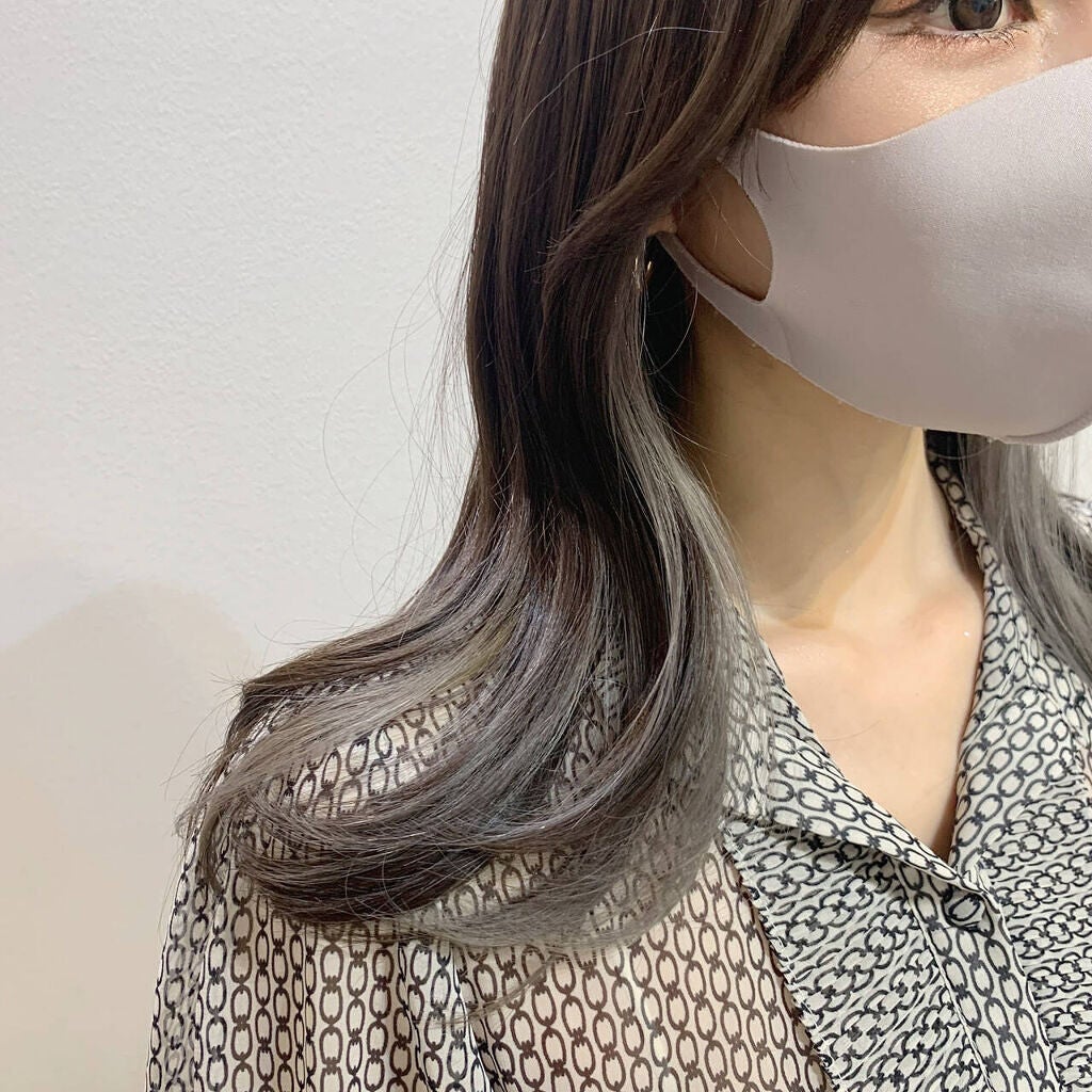 グレーのインナーカラーヘアの女性