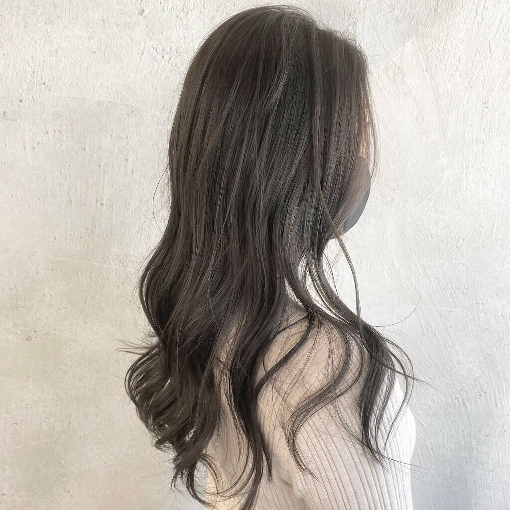 「【2022年暗髪人気ヘアスタイル】透明感UP&色落ちしにくい≪ハイライト・インナーカラー・グレージュ≫」の画像(#315233)
