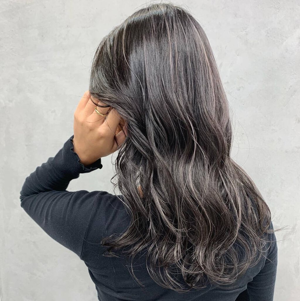 22年暗髪人気ヘアスタイル 透明感up 色落ちしにくい ハイライト インナーカラー グレージュ Lips