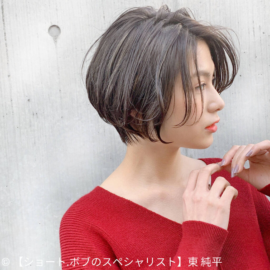 暗髪のショートヘアが似合う女性。