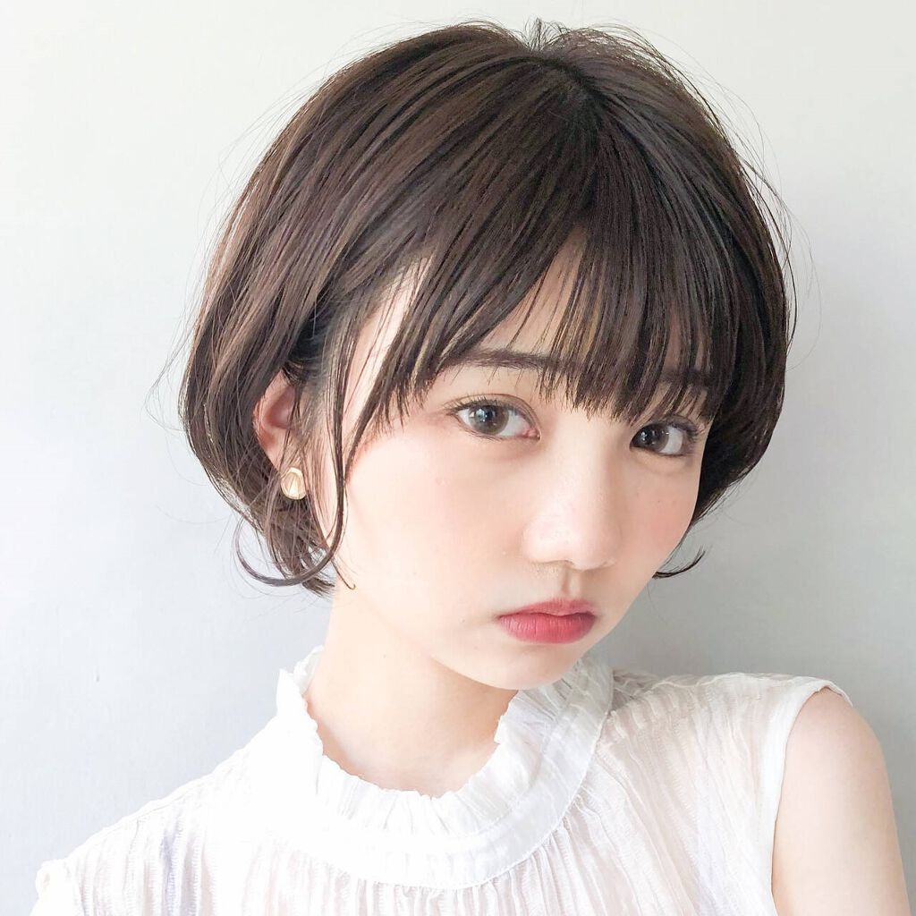 暗髪が似合うショートボブヘアの女性。