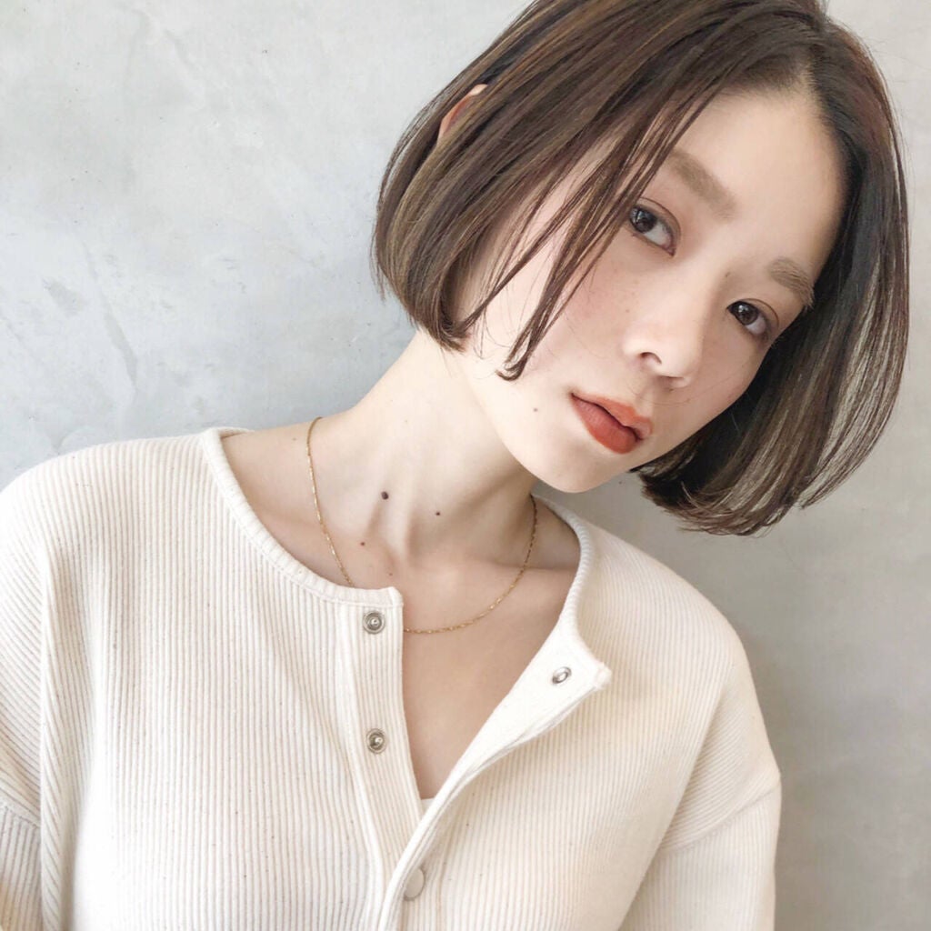 前髪なしボブヘアの女性