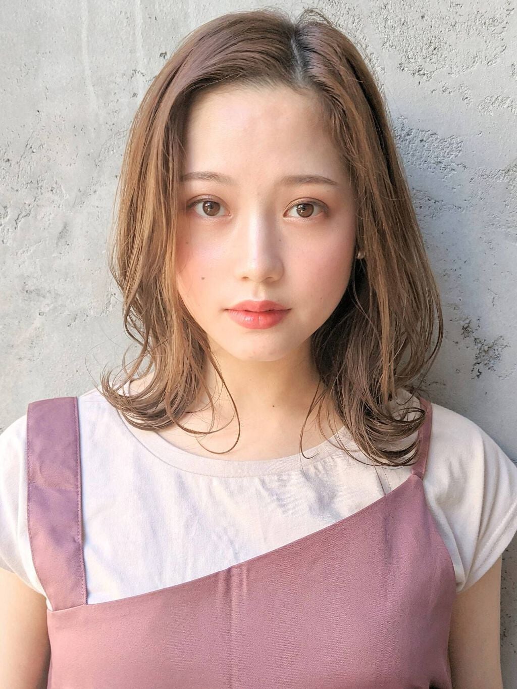 前髪なしミディアムヘアの女性