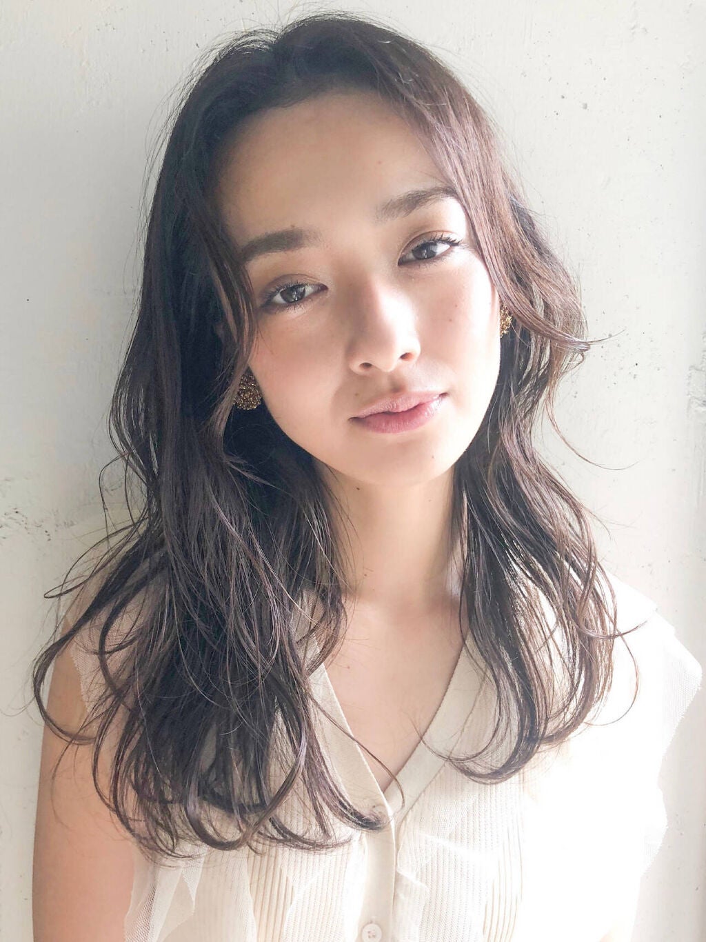 センター分けのセミロングヘア