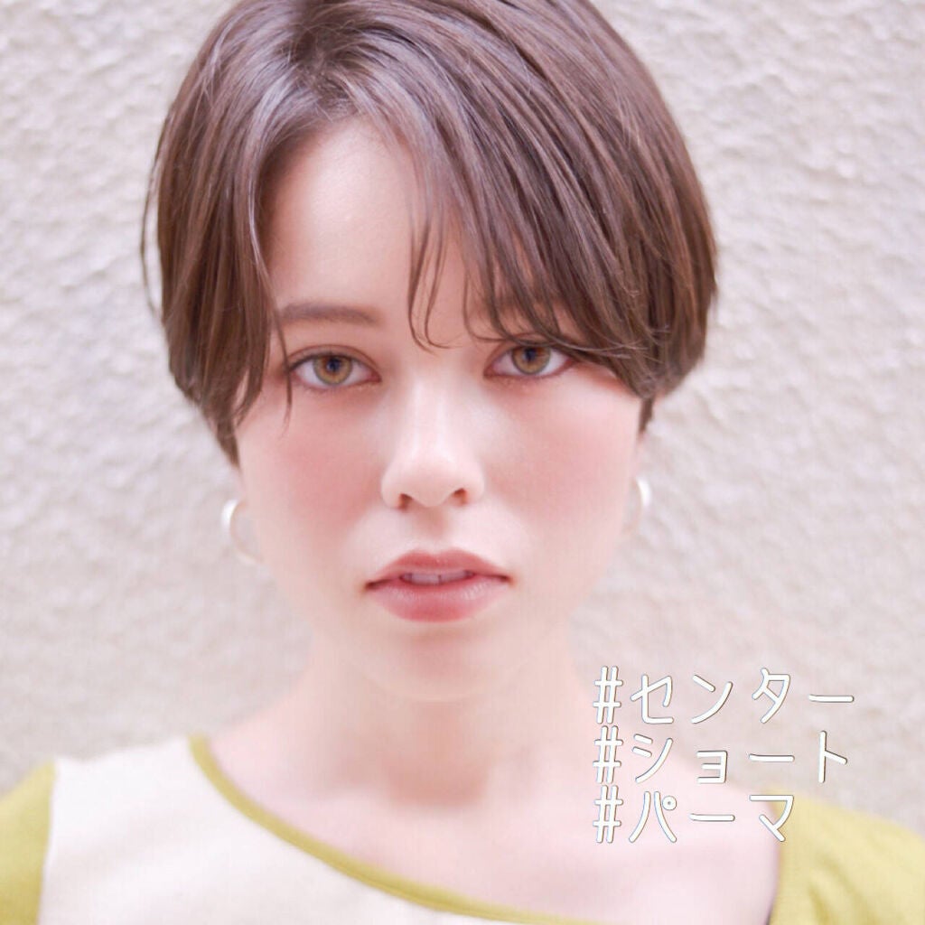 ショーヘアのハーフ顔の女性