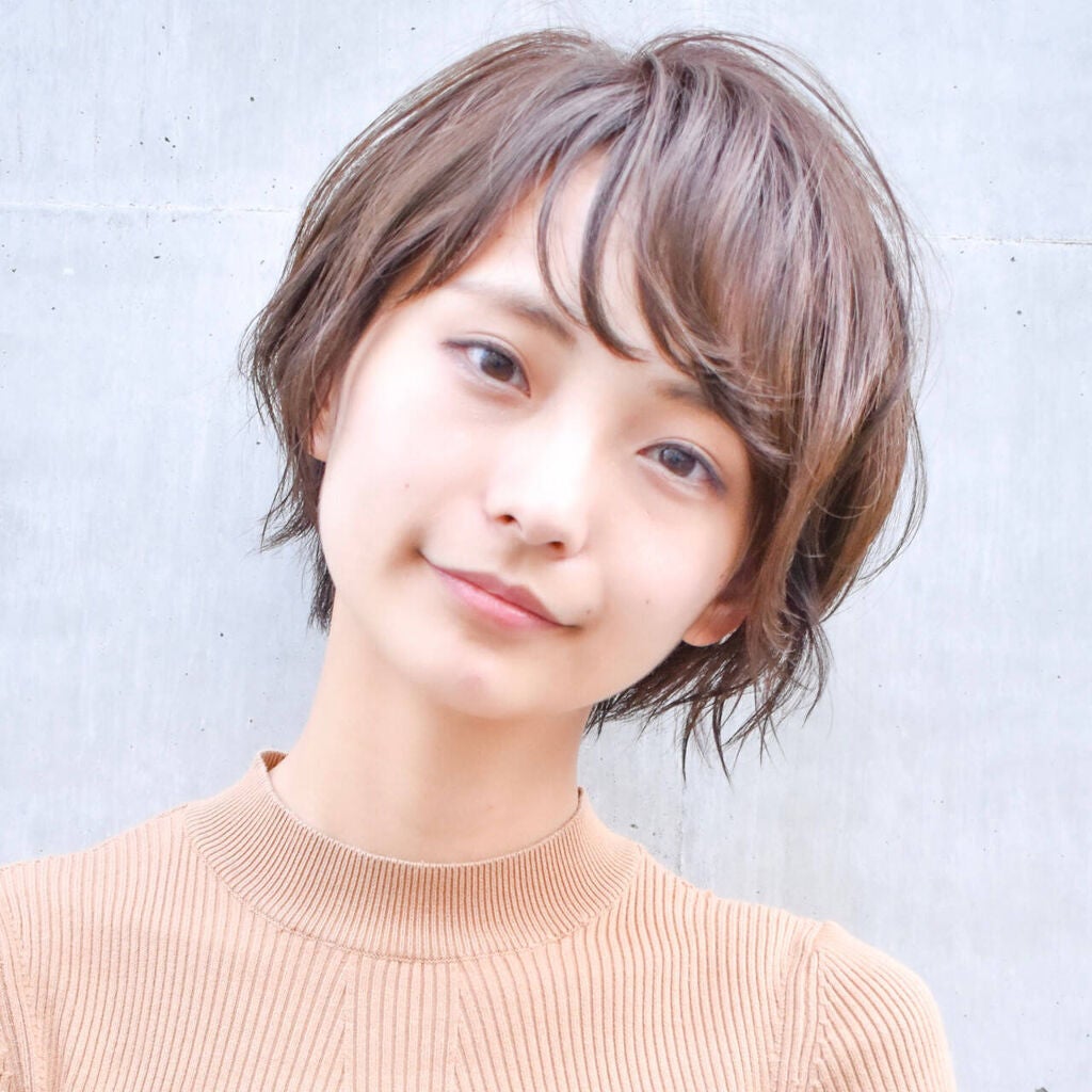 首を傾ける女性