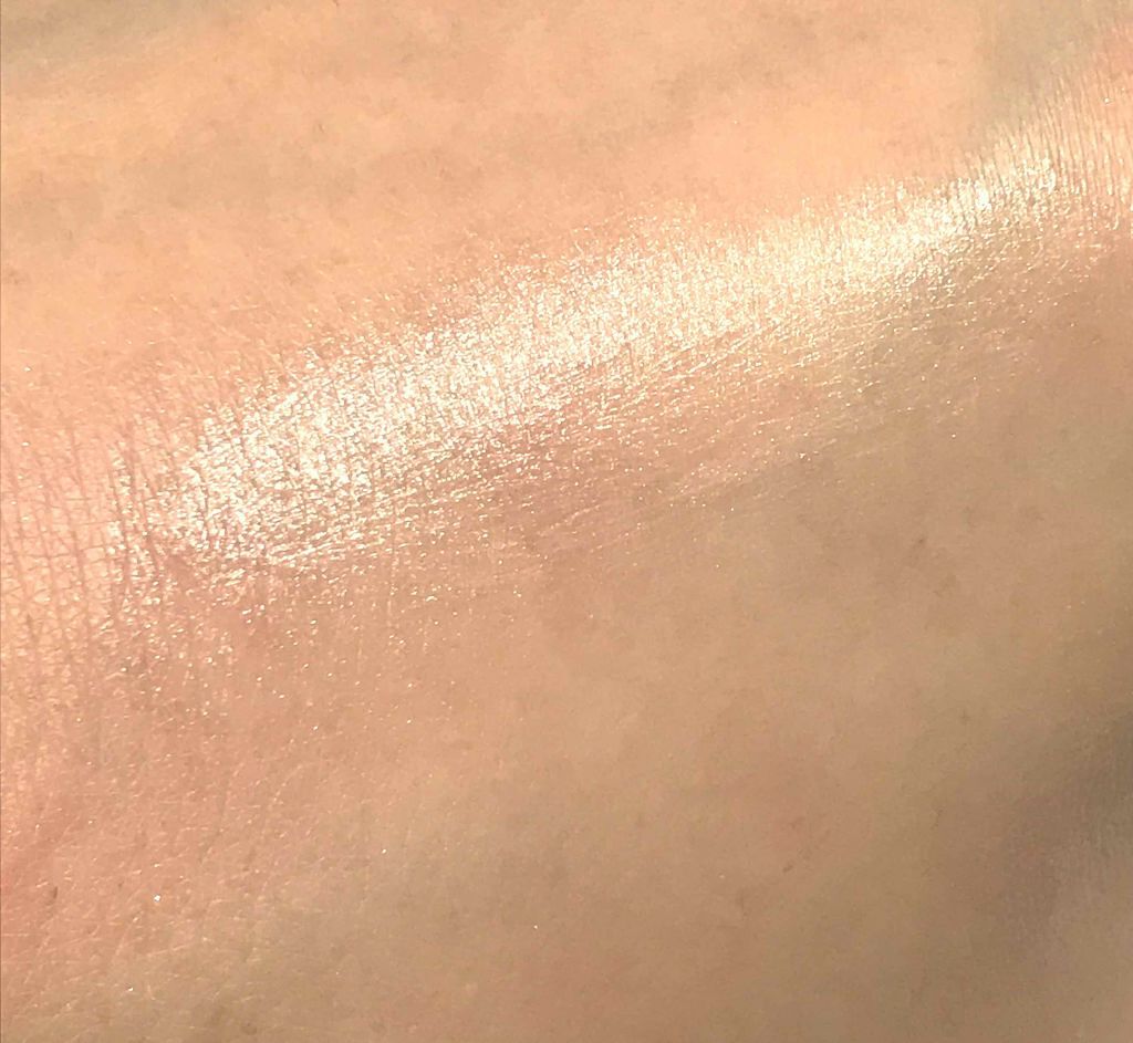 「サッと一塗りで立体感をゲット♡人気のハイライトスティック5選」の画像(#31738)