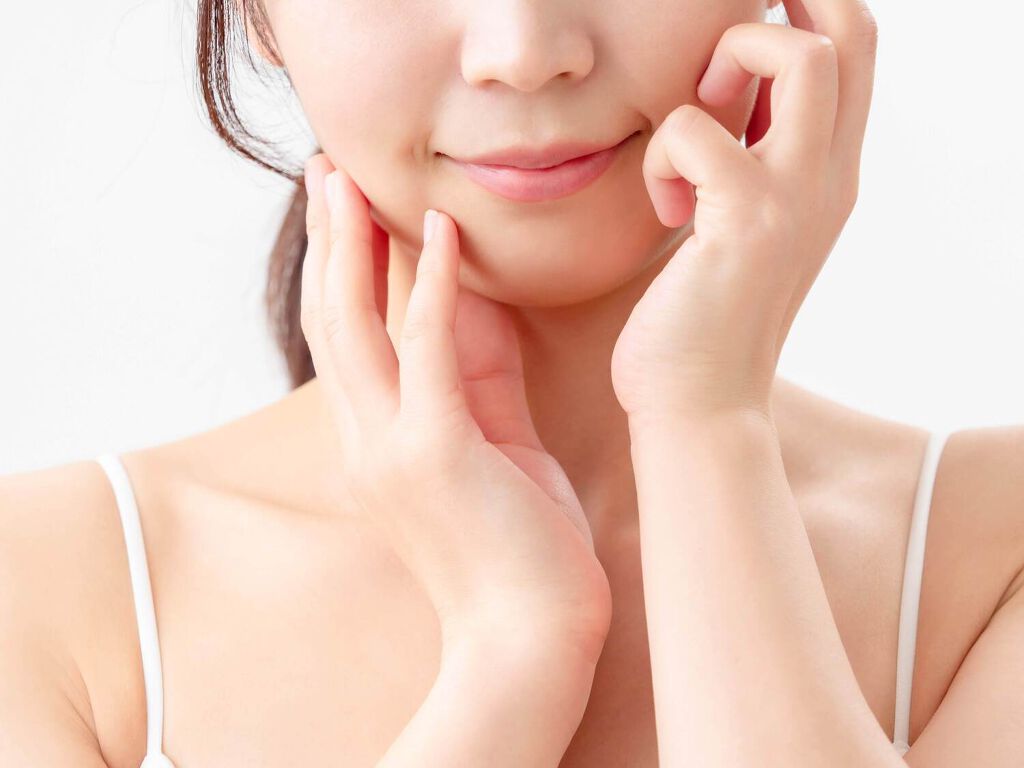 ワセリンを顔に塗っても大丈夫?効果や正しい使い方・ニキビや毛穴への注意点も解説の画像