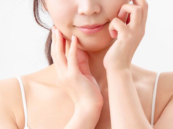 ワセリンを顔に塗っても大丈夫?効果や正しい使い方・ニキビや毛穴への注意点も解説の画像