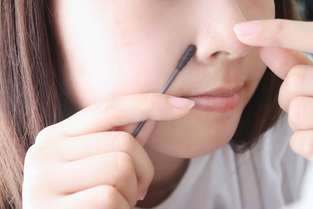 ワセリンを顔に塗っても大丈夫?効果や正しい使い方・ニキビや毛穴への注意点も解説の画像