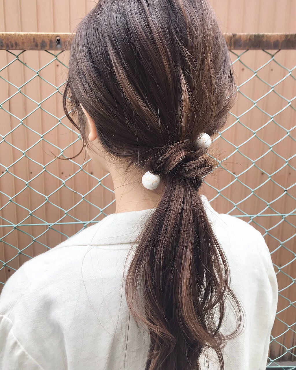 一つ結びの女性の後ろ姿