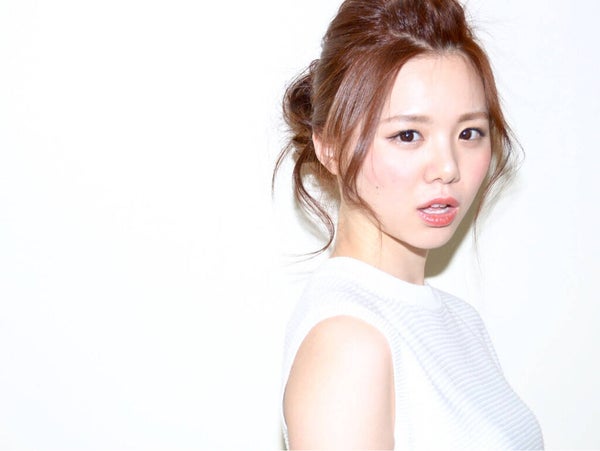 アップスタイルの女性