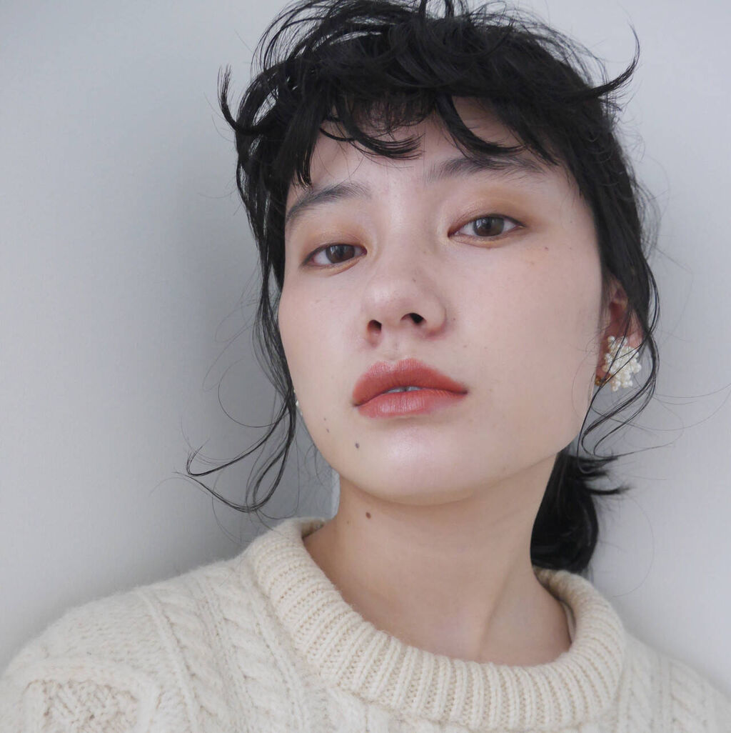伸ばしかけ前髪のおしゃれなアレンジ 流し方やセンター分けの巻き方などを紹介 Lips