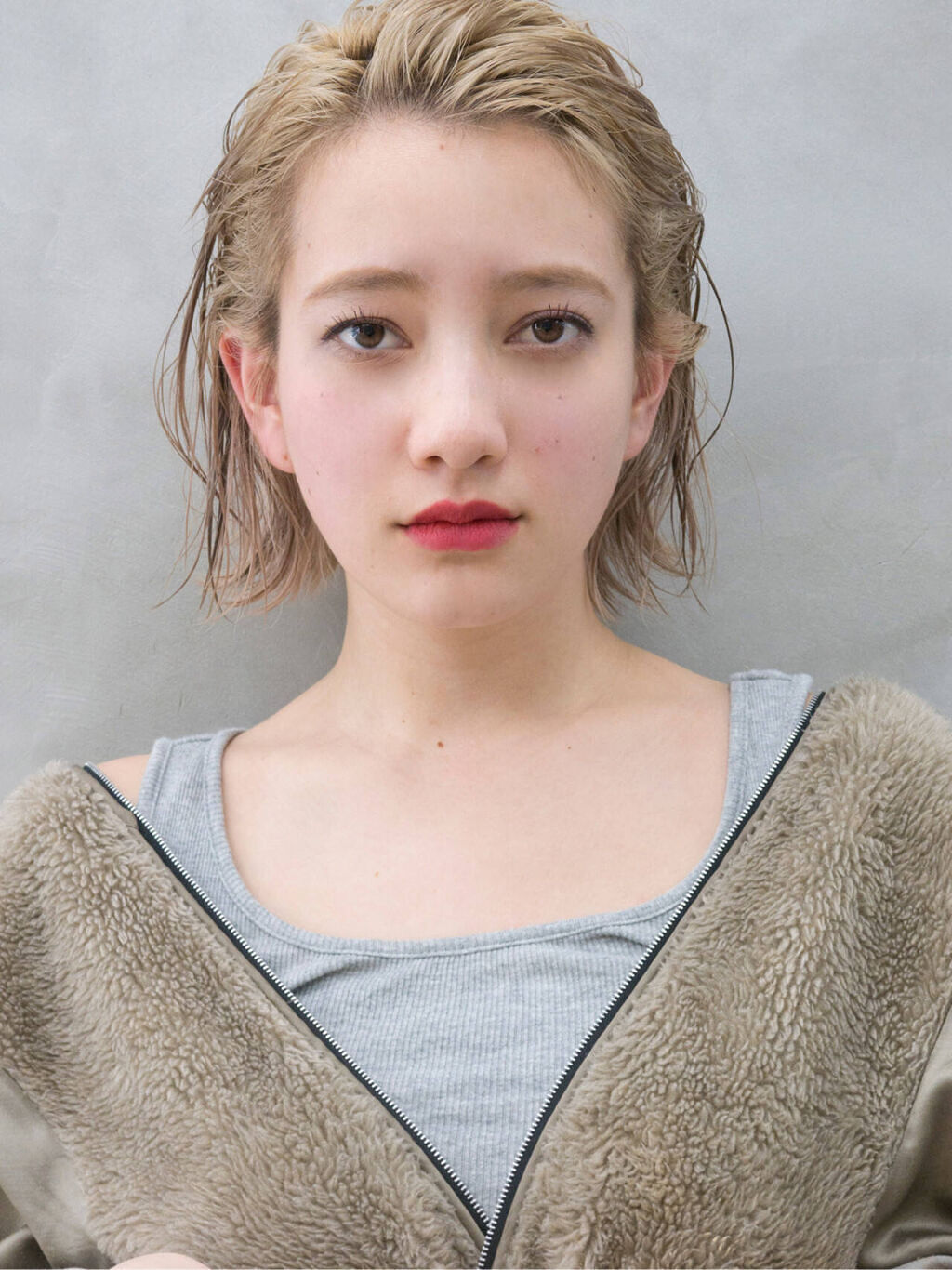 伸ばしかけ前髪のおしゃれなアレンジ 流し方やセンター分けの巻き方などを紹介 Lips