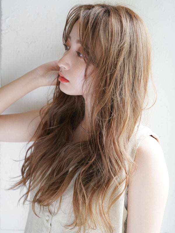 ナチュラルウェービーのロングヘアの女性