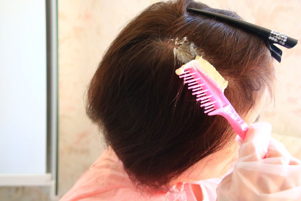 白髪用ヘアマニキュアのおすすめ人気6選≪セルフ染めのコツ・綺麗に染まらない原因・美容院での価格は?≫の画像