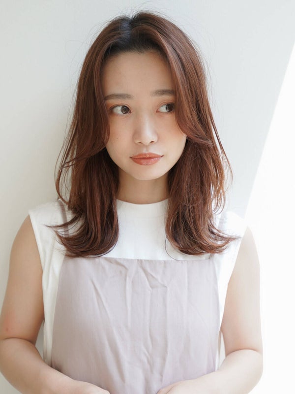 「顔がでかい…と悩む方必見!コンプレックスをカバーする髪型・メイク・小顔テク紹介」の画像(#323536)