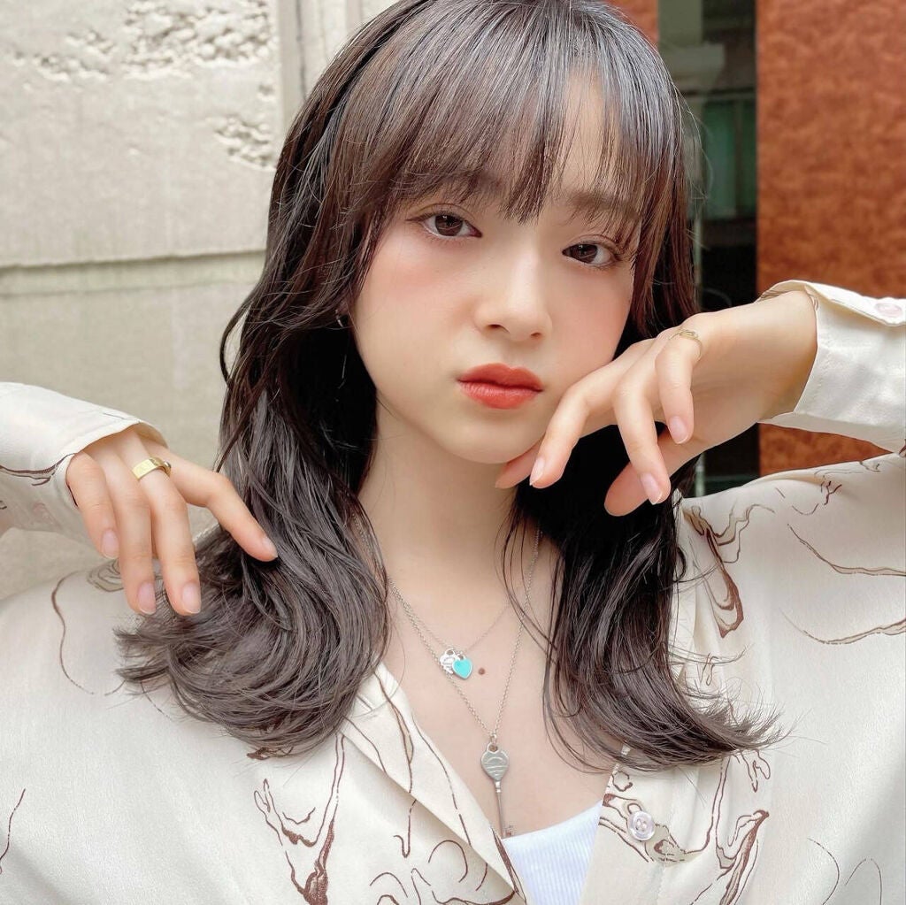 「顔がでかい…と悩む方必見!コンプレックスをカバーする髪型・メイク・小顔テク紹介」の画像(#323542)