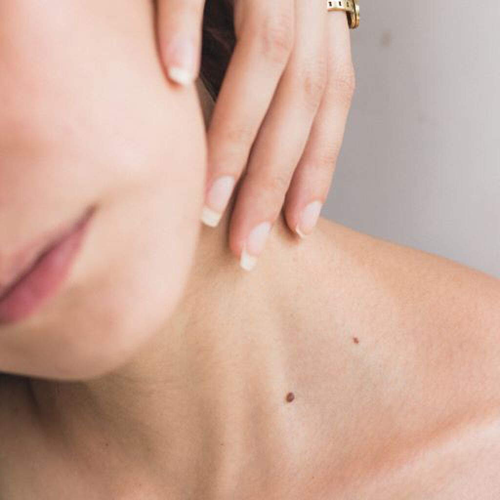 デコルテとは体のどこ?デコルテラインのセルフマッサージ方法からお手入れにぴったりの化粧品まで【徹底紹介】の画像