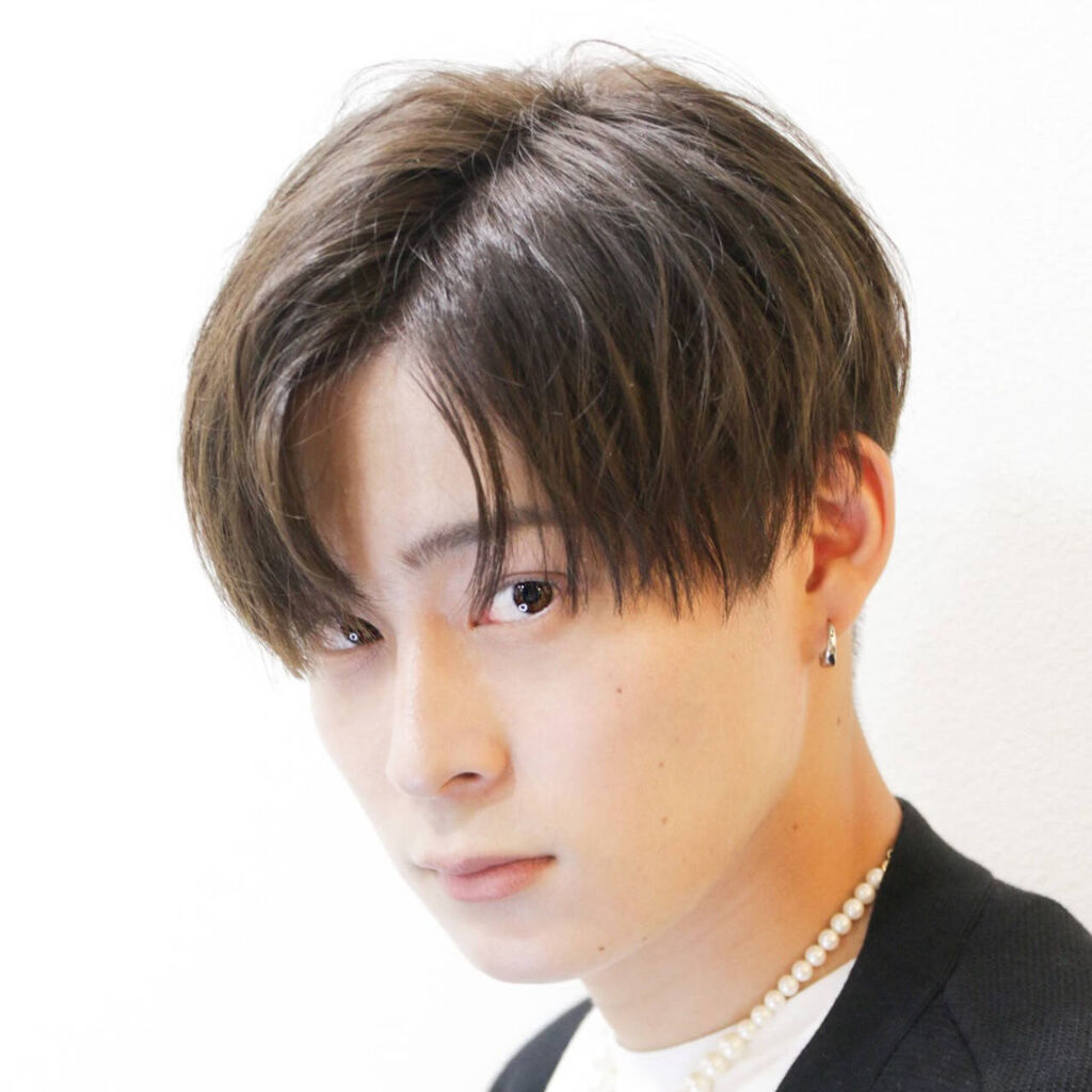 アッシュグレージュのヘアカラーの男性