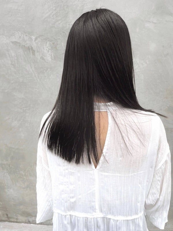 ストレートロングへアの女性