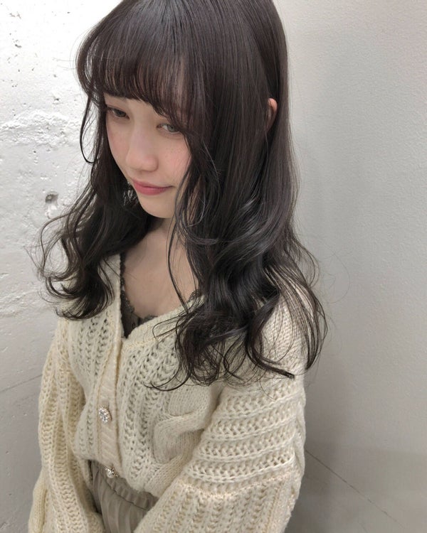 巻か髪ロングヘアの女性