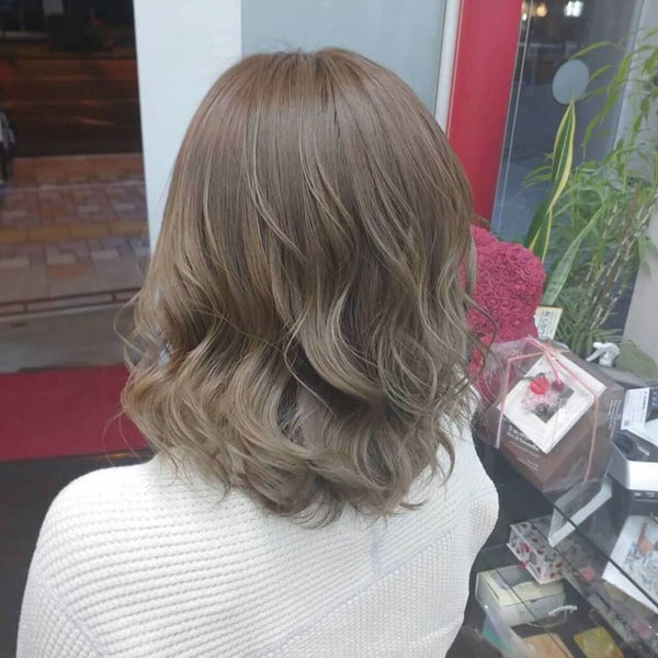 巻き髪ミディアムヘア