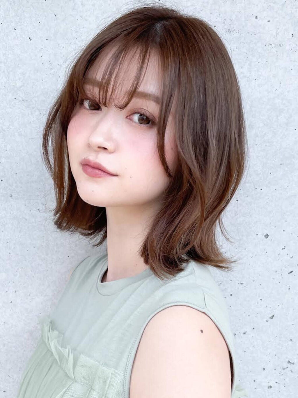 横を向いた寂し気な表情の女性