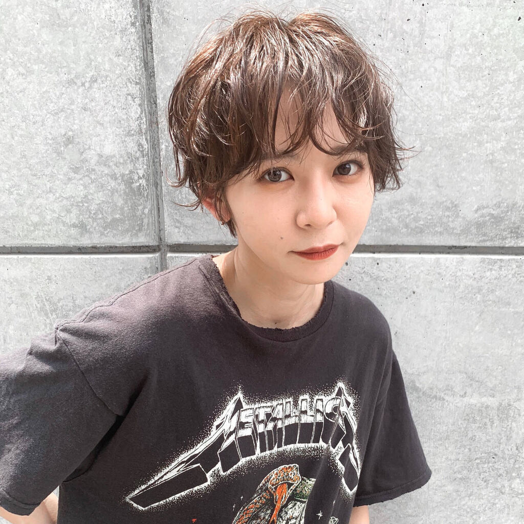 パーマをあてたショートヘアの女性