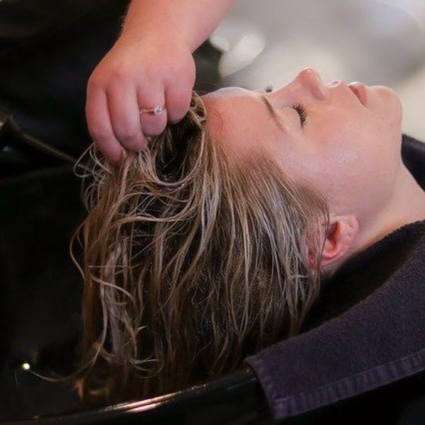 ヘアカラー後すぐ次のヘアカラーはできる?染め直しのタイミング&ヘアカラー直後のケア対策まで徹底紹介の画像