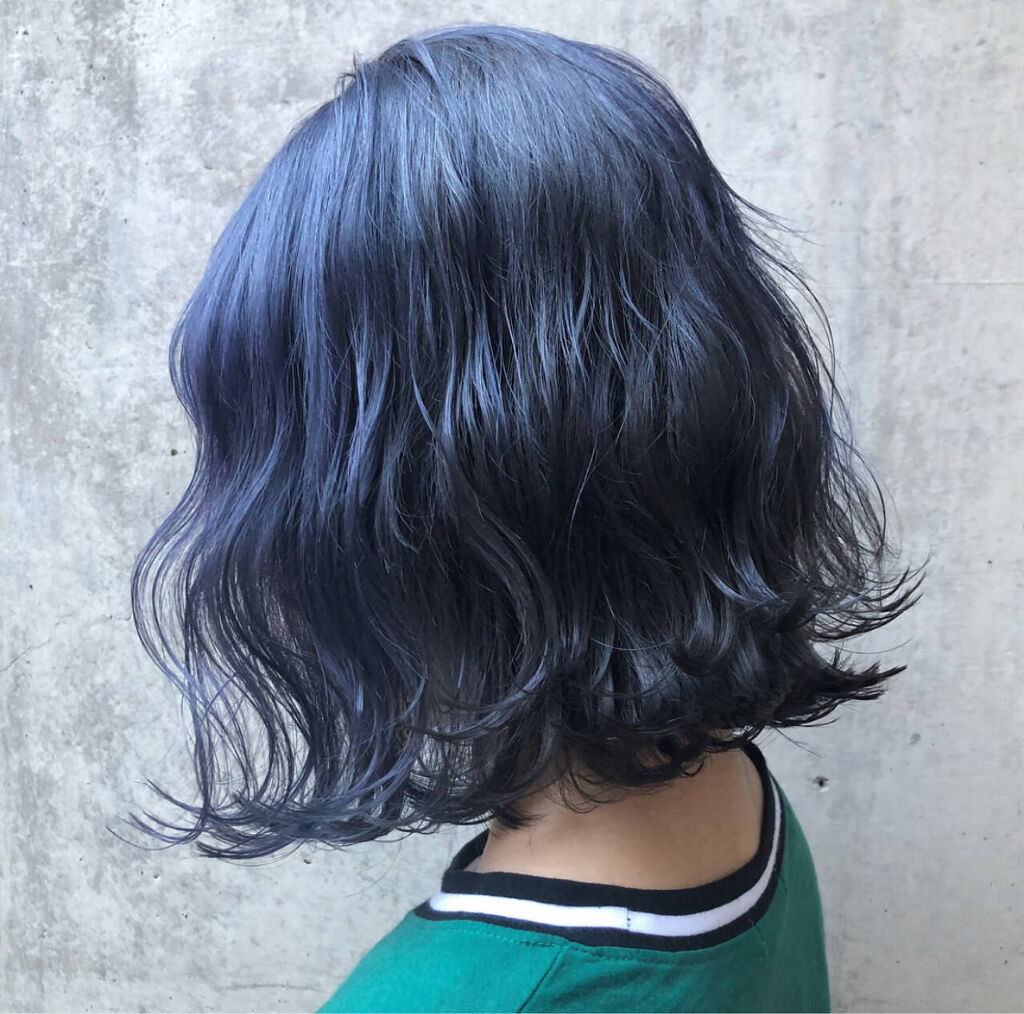 ブルーアッシュカラーのウェーブヘアの女性