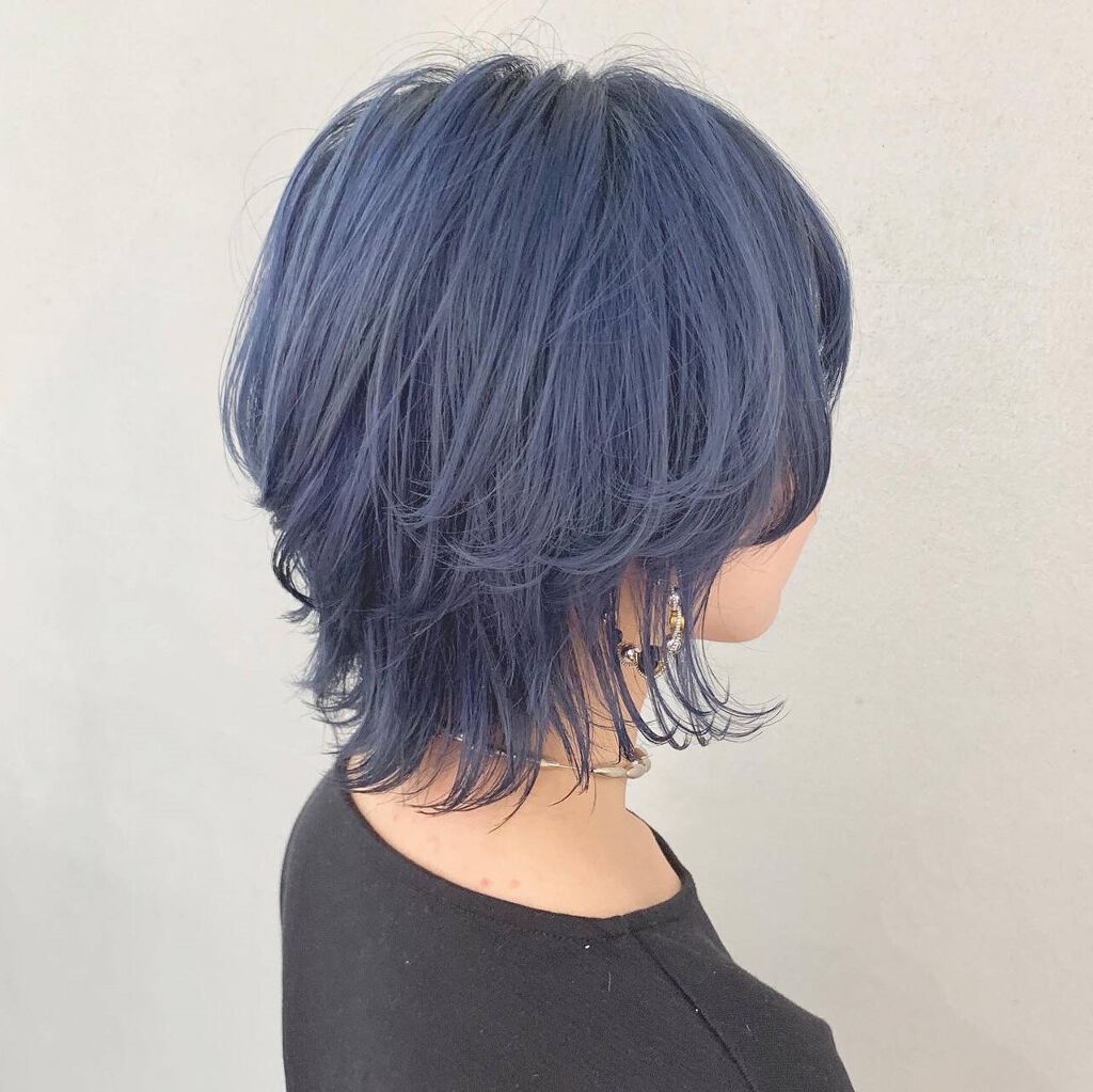 ブルーアッシュカラーのウルフヘアの女性