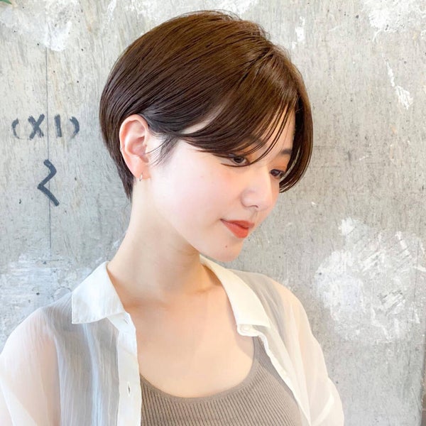 白いシースルーブラウスを羽織った女性