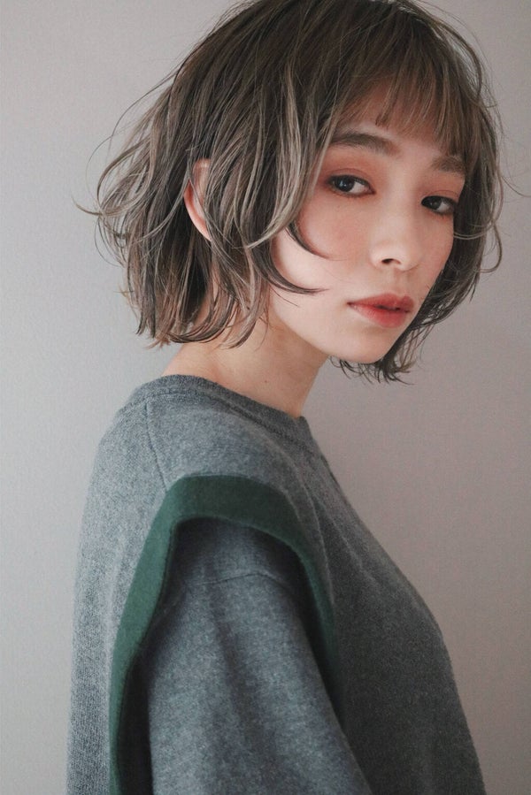 無造作ヘアの女性