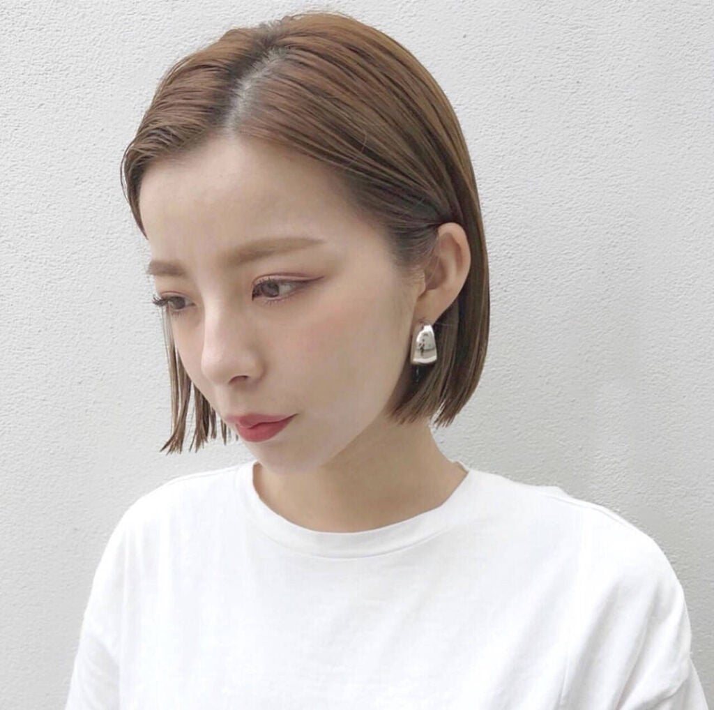 うつむき加減の女性