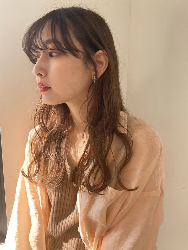 パーマをかけたロングヘアの女性