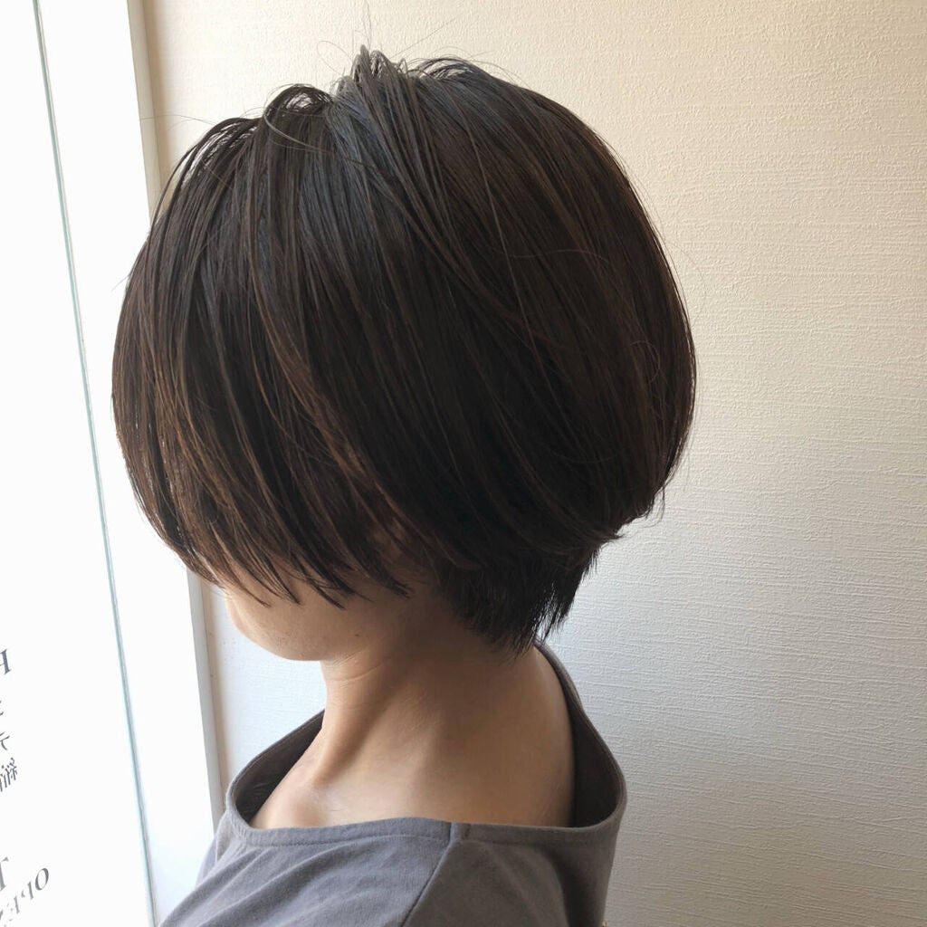 暗めアッシュグレーのショートヘアをした女性の横顔