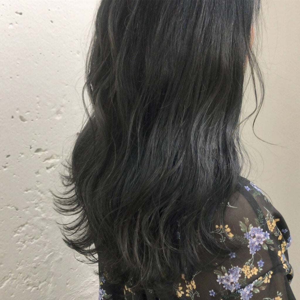 ニュアンスカラーを入れたロングヘアの女性の後ろ姿