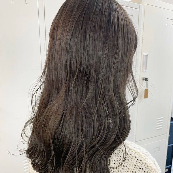 アッシュグリーンカラーのロングヘアの女性の後ろ姿