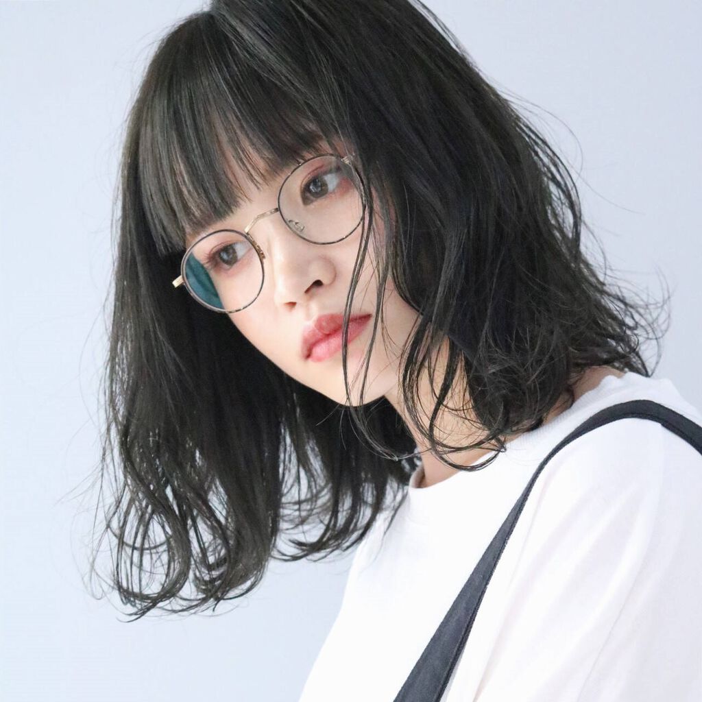 暗めアッシュグリーンカラーミディアムヘアの女性