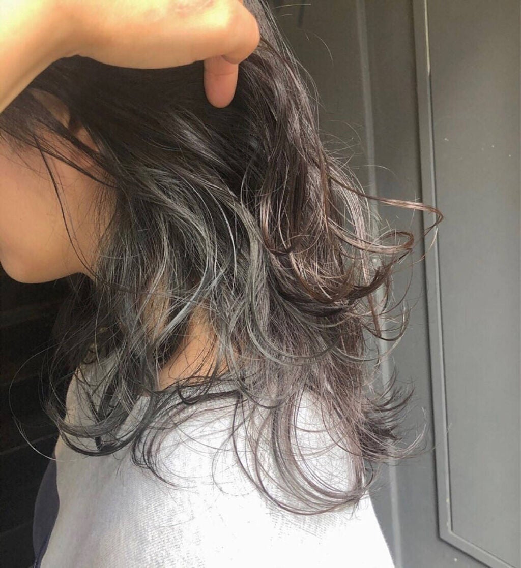 インナーカラーにアッシュグリーンを取り入れたヘアスタイルの女性