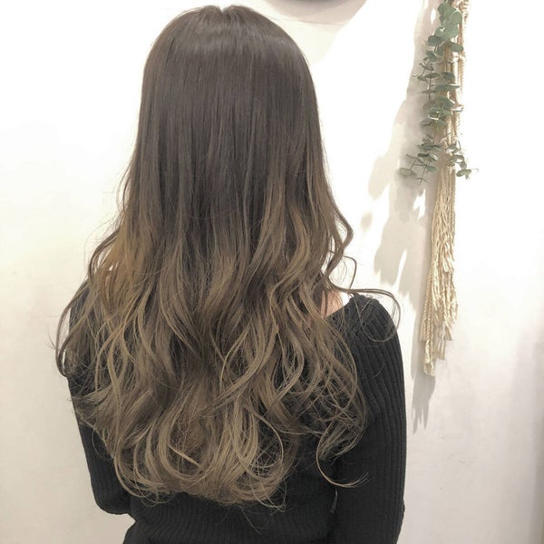 アッシュグリーンカラーをグラデーションで取り入れたロングヘアの女性の後ろ姿